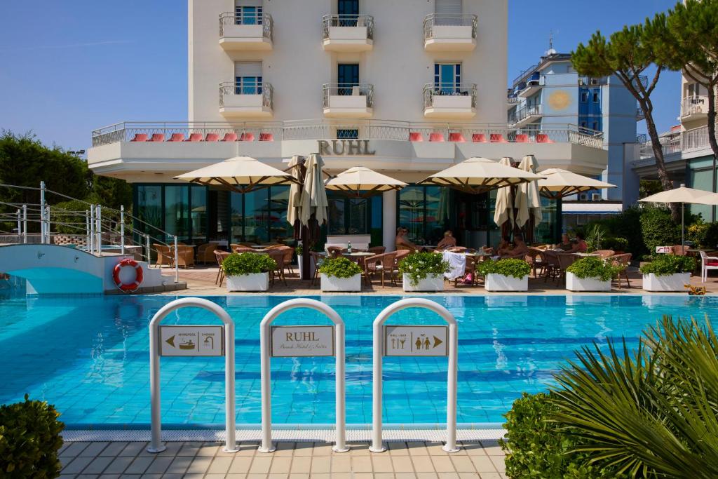 une piscine devant un hôtel dans l'établissement Ruhl Beach Hotel & Suites, à Lido di Jesolo