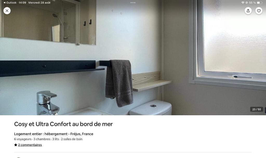 une salle de bain avec un lavabo et un miroir et des toilettes dans l'établissement cosy et ultra confort au bord, à Fréjus