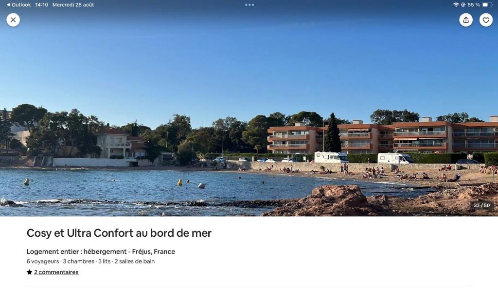 une photo d'une plage où les gens nagent dans l'eau dans l'établissement cosy et ultra confort au bord, à Fréjus