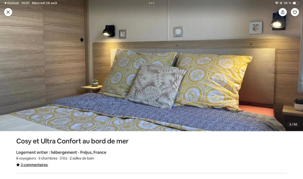 une chambre avec un lit avec deux oreillers dessus dans l'établissement cosy et ultra confort au bord, à Fréjus 35 autres photos