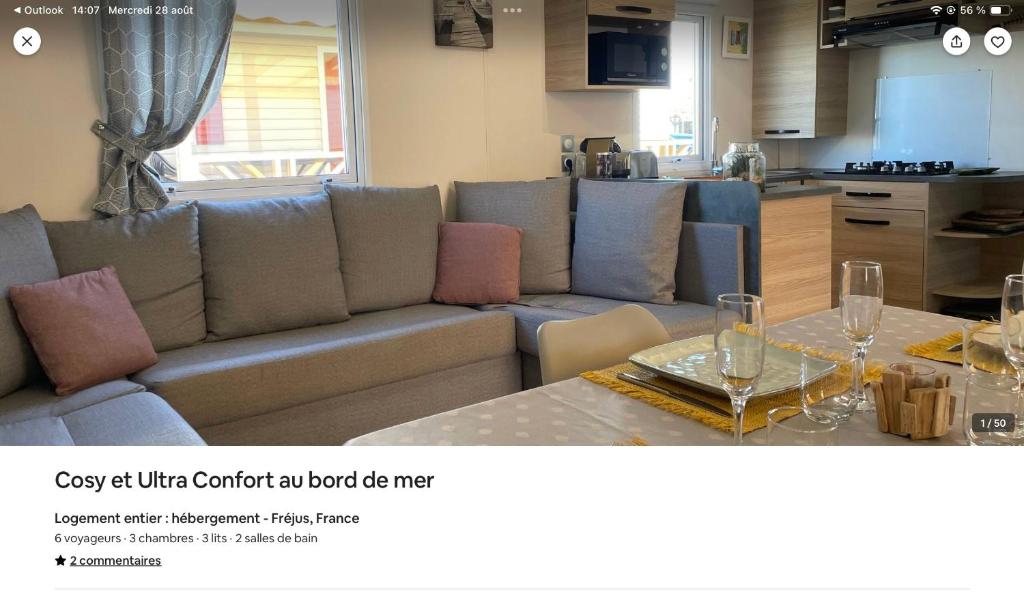un salon avec un canapé et une table dans l'établissement cosy et ultra confort au bord, à Fréjus