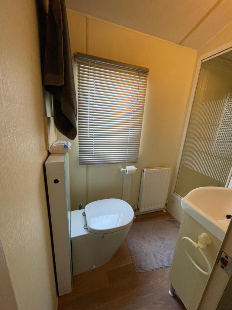 une petite salle de bain avec toilettes et lavabo dans l'établissement Chez Flo Charmant mobile-home H89, à Gassin