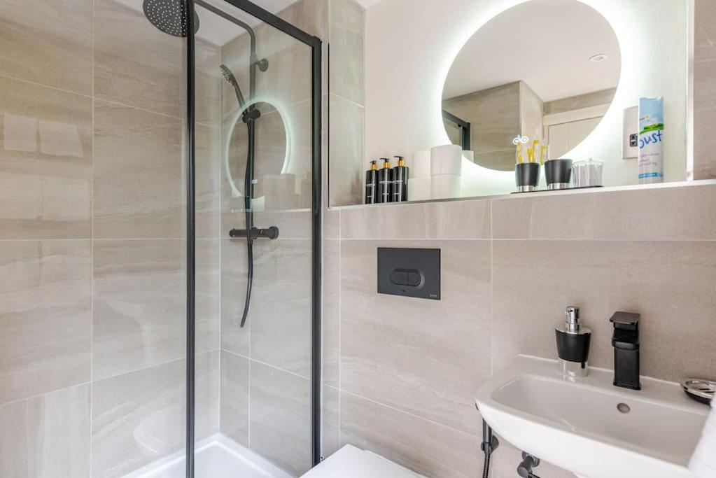 Luxury 2-Bedroom Penthouse with Stunning Views and Parking - Leeds City Centre 8