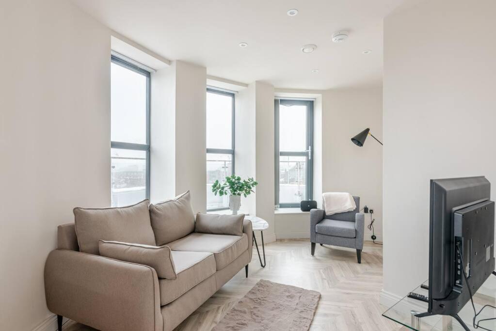 Luxury 2-Bedroom Penthouse with Stunning Views and Parking - Leeds City Centre 5