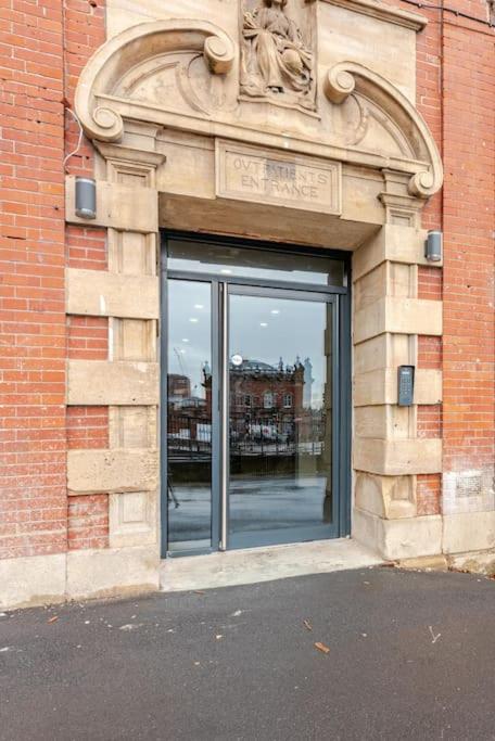 Luxury 2-Bedroom Penthouse with Stunning Views and Parking - Leeds City Centre 6
