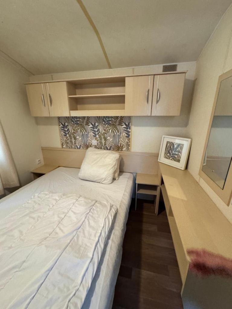 une petite chambre avec un lit dans une petite pièce dans l'établissement Chez Flo Charmant mobile-home H89, à Gassin
