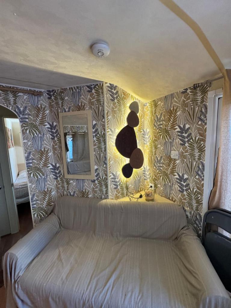 - un lit dans un dortoir avec un ours en peluche sur le mur dans l'établissement Chez Flo Charmant mobile-home H89, à Gassin