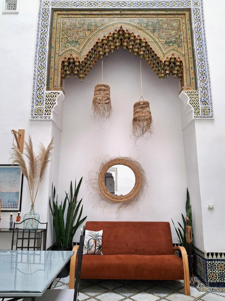 un salon avec un canapé et un miroir dans l'établissement Dar El Bali, à Fès