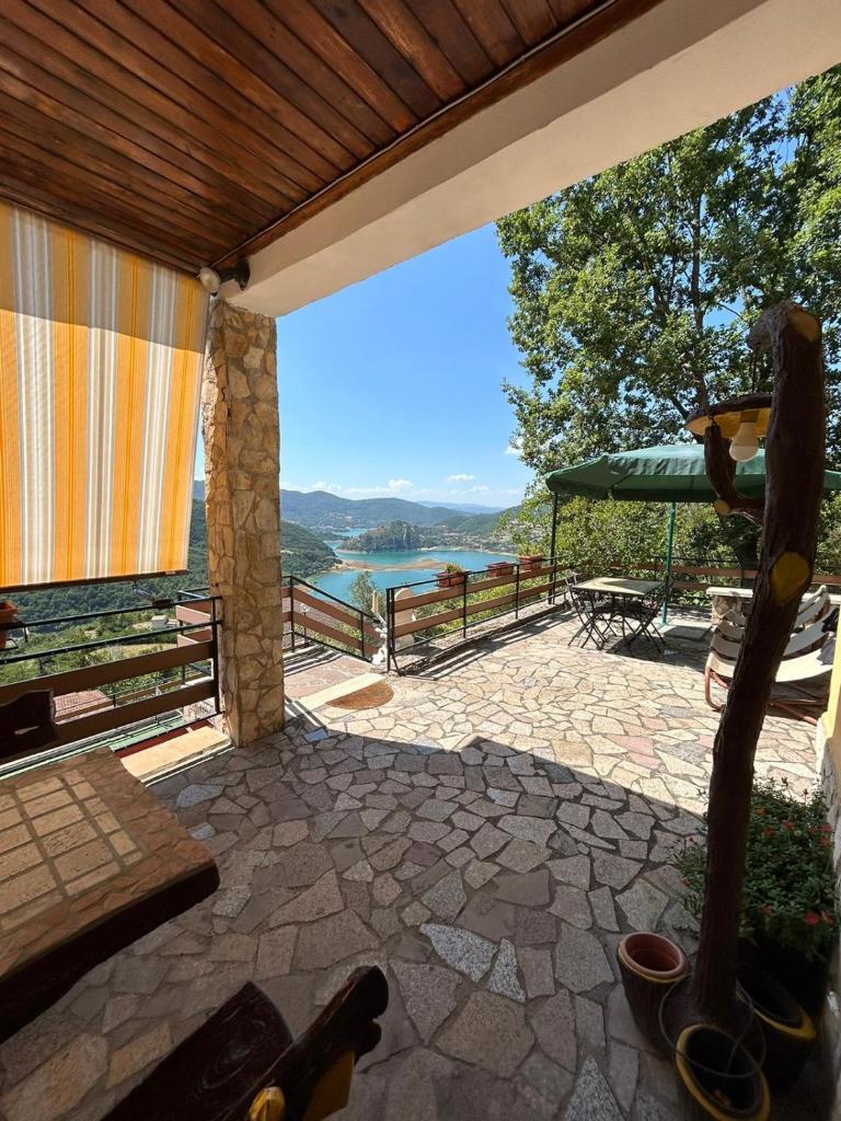 d'une terrasse avec vue sur le lac. dans l'établissement Villa panoramica Le Cerquiglie, à Ascrea 25 autres photos