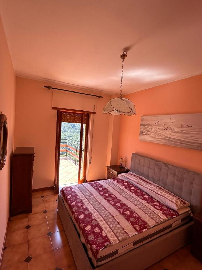 une chambre avec un lit dans une pièce avec une fenêtre dans l'établissement Villa panoramica Le Cerquiglie, à Ascrea