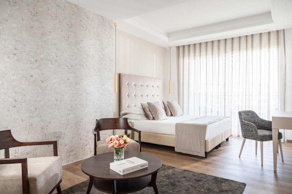 une chambre avec un lit et un salon dans l'établissement Grand Hotel Gallia, à Milano Marittima 57 autres photos