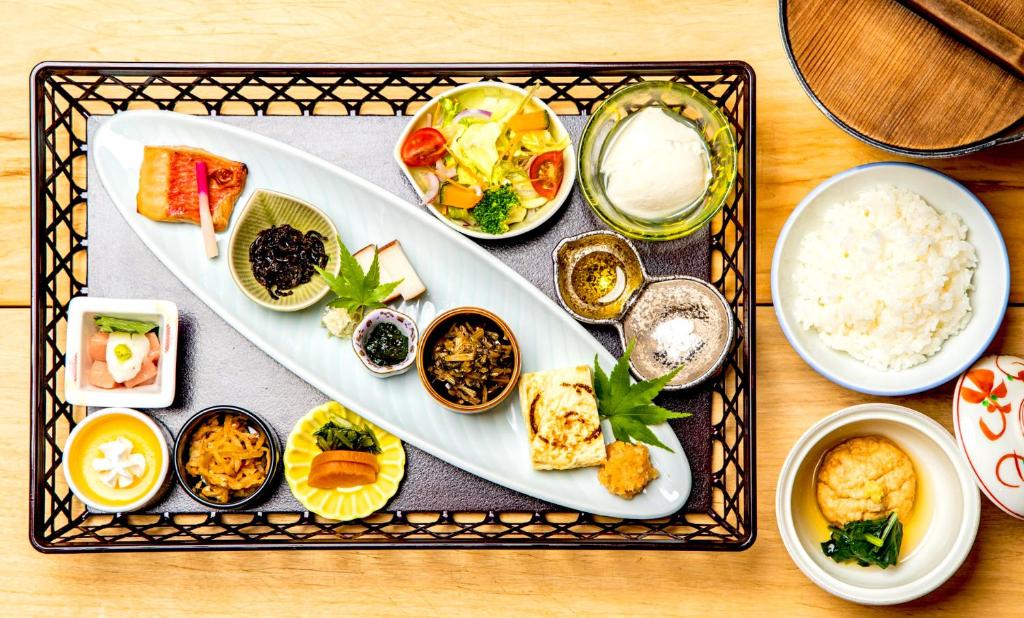 - un plateau de nourriture sur une table avec du riz dans l'établissement Komatsuya Hachinobou, à Izunokuni