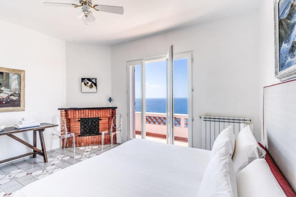 une chambre avec un lit et une vue sur l'océan dans l'établissement Villa Dafne Gulf Views Pool and Guest Services by Feeling Italy, à Massa Lubrense 99 autres photos