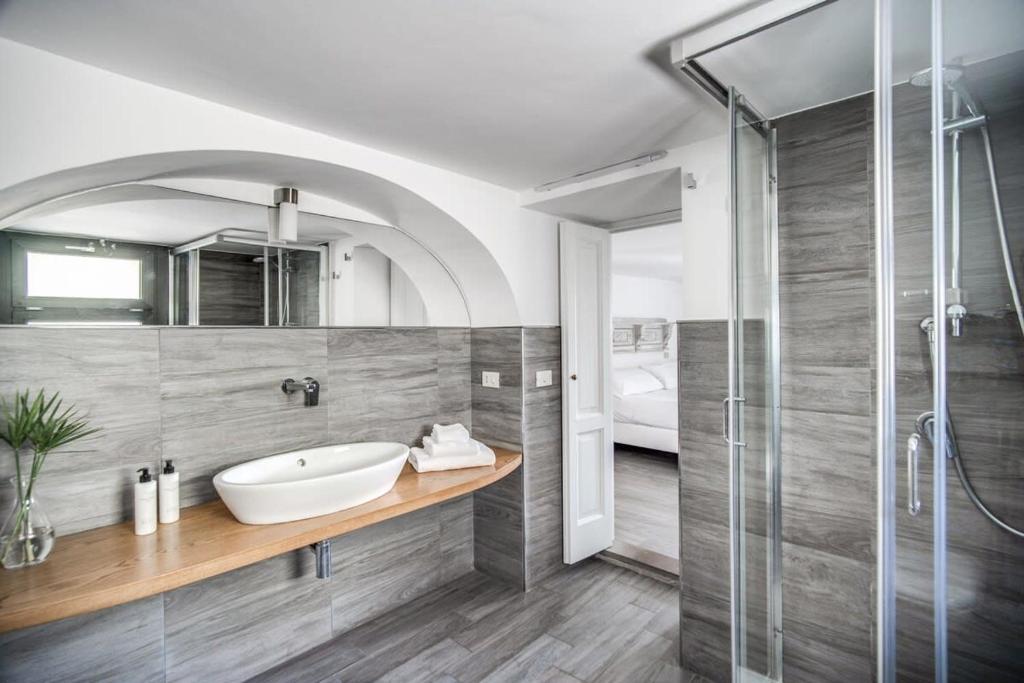 une salle de bain avec un lavabo et une douche dans l'établissement Villa Aragona Historic Villa with Views and Guest services by Feeling Italy, à Massa Lubrense 85 autres photos