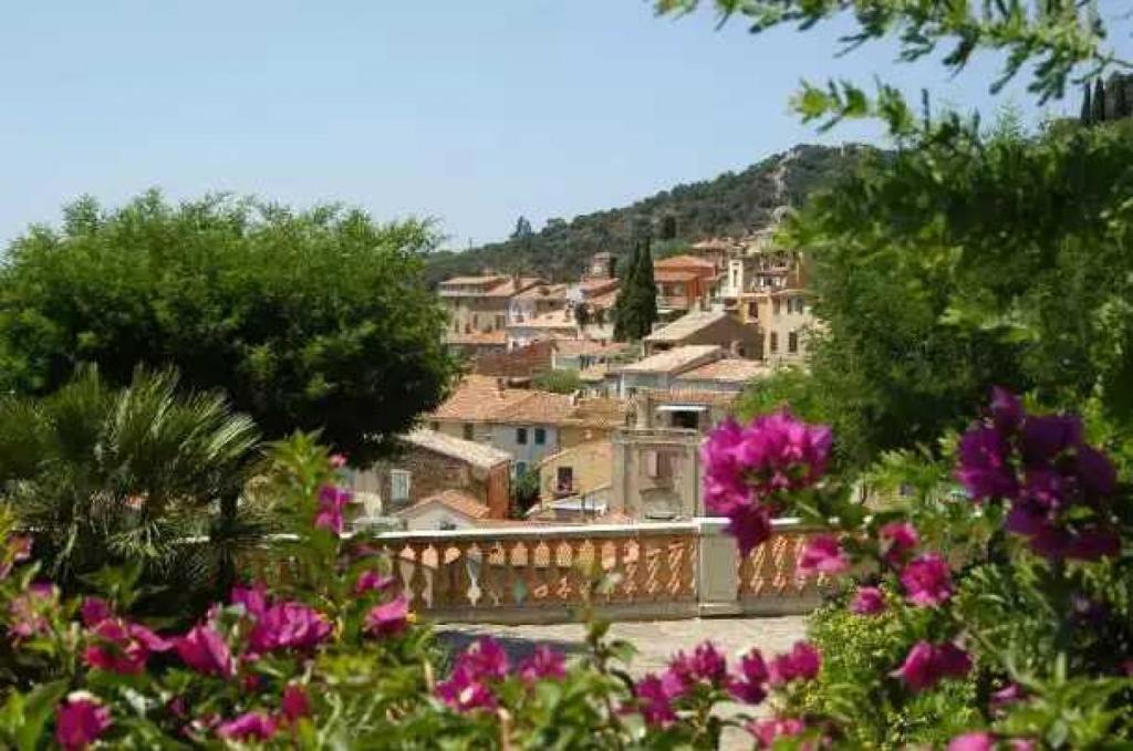 - une vue sur une ville aux fleurs roses dans l'établissement Camping 4 étoiles - Parc aquatique - eebadc, à Bormes-les-Mimosas
