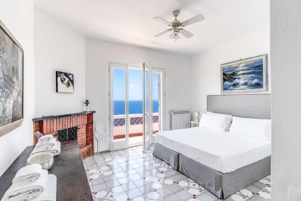 une chambre avec un lit et une cheminée dans l'établissement Villa Dafne Gulf Views Pool and Guest Services by Feeling Italy, à Massa Lubrense