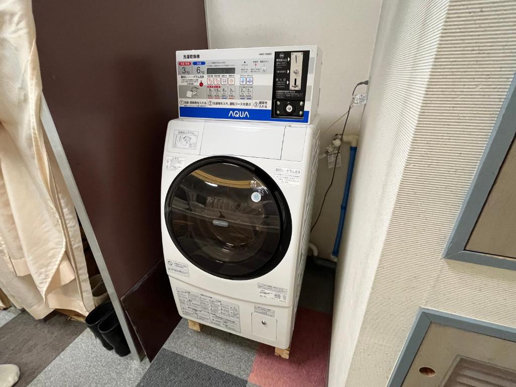 une laveuse et une sécheuse dans une pièce dans l'établissement Hotel Yuzawa Yuzawa Denkiya, à Yuzawa 37 autres photos