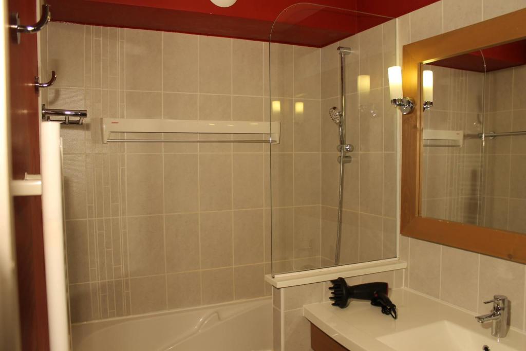 une salle de bain avec une douche, une baignoire et un lavabo dans l'établissement Résidence Christiana 307 Clés Blanches Courchevel, à Courchevel
