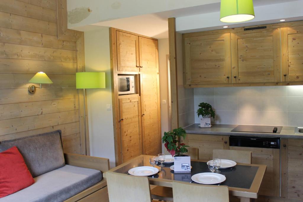 un salon avec une table et un canapé dans l'établissement Résidence Christiana 408 Clés Blanches Courchevel, à Courchevel 7 autres photos