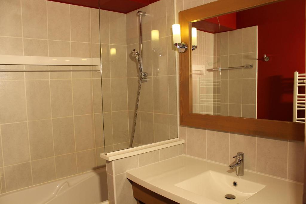 une salle de bain avec un lavabo et une douche avec un miroir dans l'établissement Résidence Christiana 408 Clés Blanches Courchevel, à Courchevel