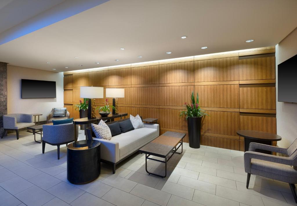 Hilton Indianapolis Hotel & Suites Image