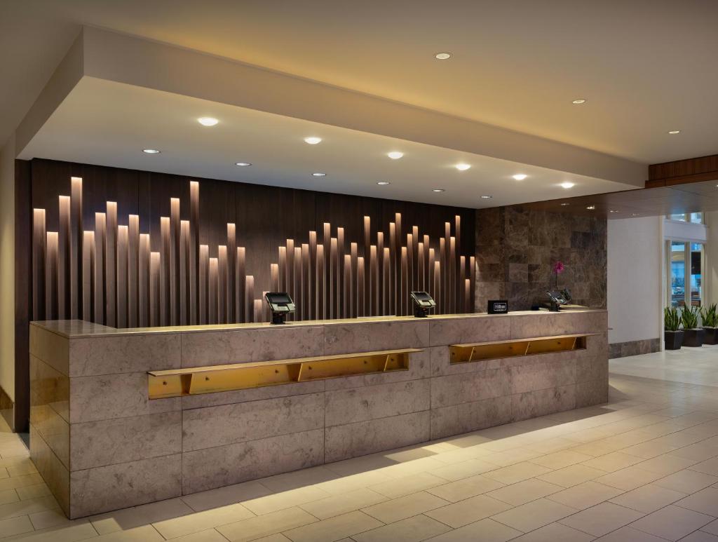 Hilton Indianapolis Hotel & Suites Image