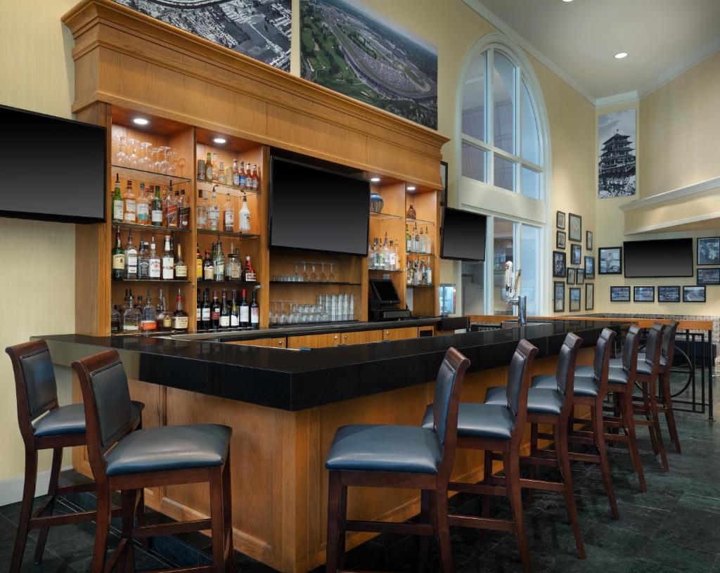 Hilton Indianapolis Hotel & Suites Image