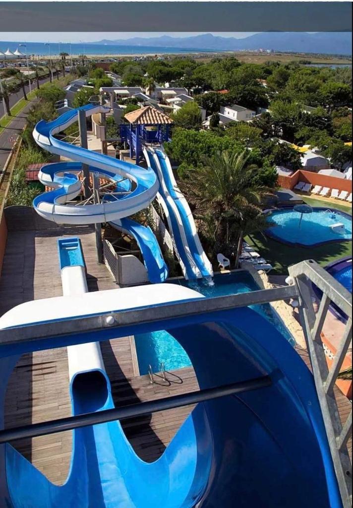 une image d'un toboggan dans un parc aquatique dans l'établissement Mobil home chez Véronique, à Canet