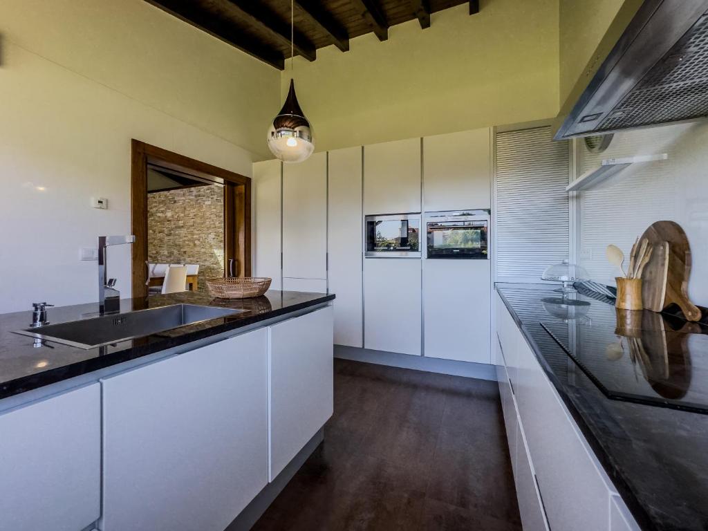 La Carrera, villa moderna con piscina privada en Mogro Cantabria 5