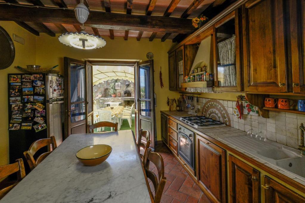 une cuisine avec une table avec un bol dessus dans l'établissement Villa Le Celle Del Farinaio, à Cortone