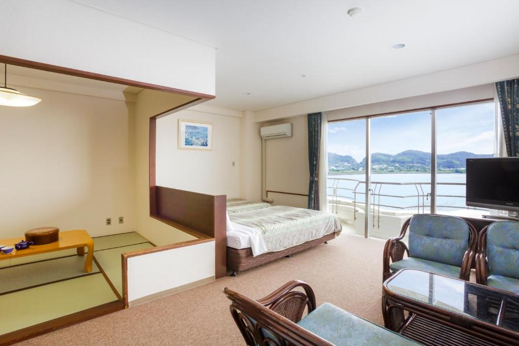 une chambre d'hôtel avec un lit et un balcon dans l'établissement Hotel Green Plaza Hamanako, à Hamamatsu