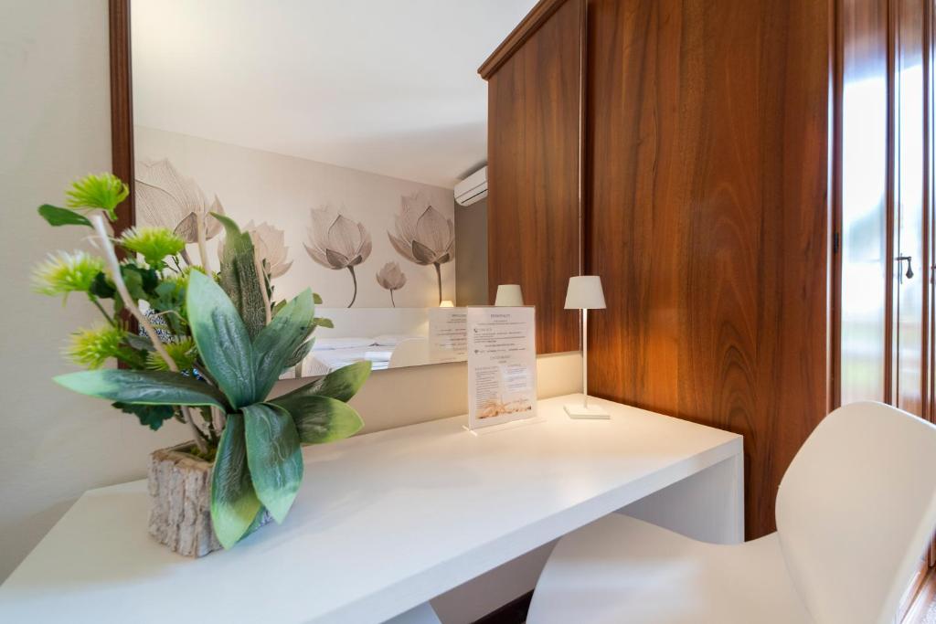 une pièce avec un bureau blanc avec une plante dessus dans l'établissement Frank's Hotel, à Capoliveri 45 autres photos
