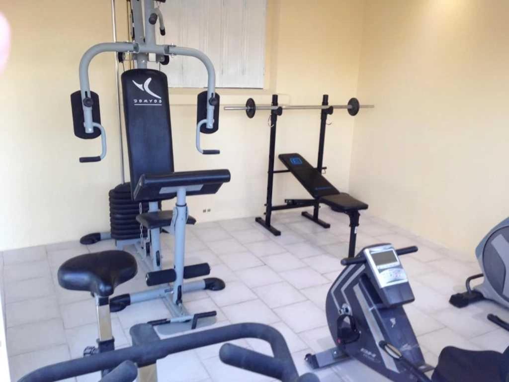 une salle de sport avec plusieurs vélos d'exercice dans une pièce dans l'établissement Camping 3 étoiles - Piscine - eehfif, à Vic-la-Gardiole