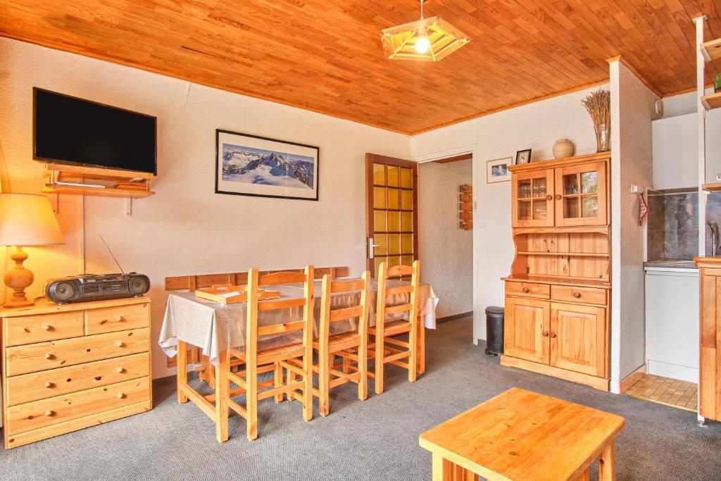 une salle à manger avec une table, des chaises et une télévision dans l'établissement Eperon - Les 2 Alpes, à Les Deux Alpes 13 autres photos