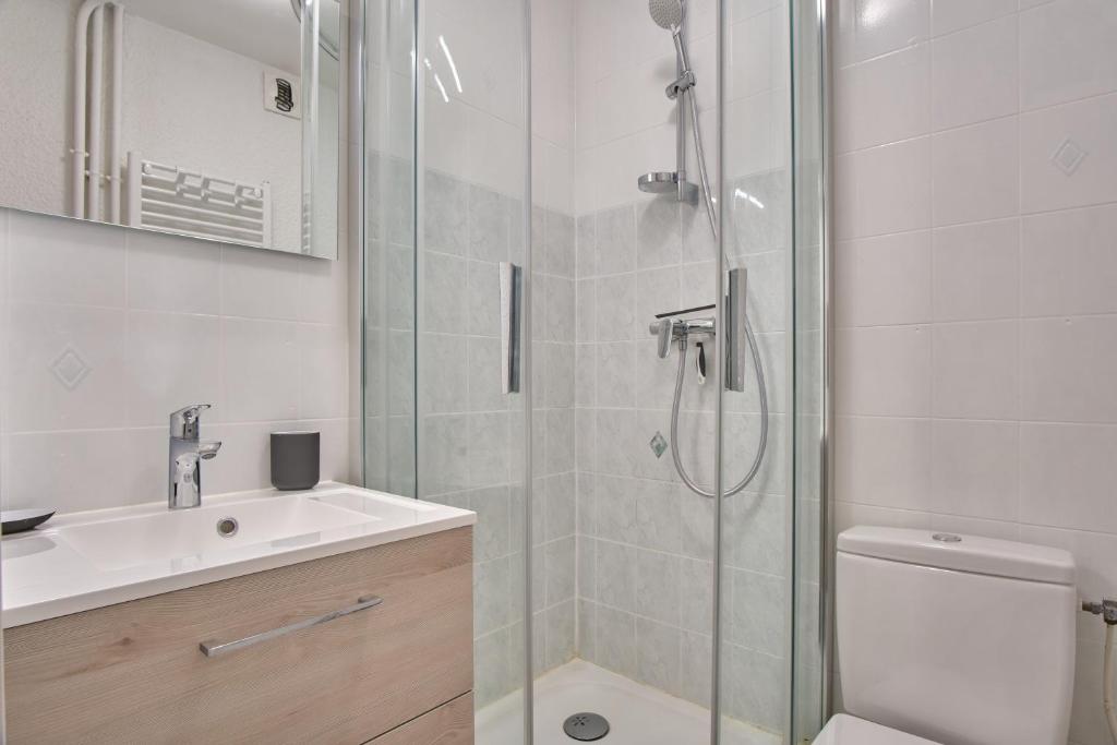 une salle de bain avec une douche, des toilettes et un lavabo dans l'établissement Cote Brune 3 rs5, à Les Deux Alpes