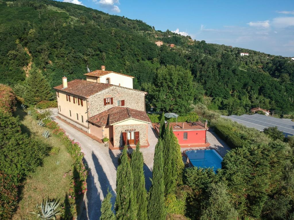 une vue aérienne d'une maison avec piscine dans l'établissement Heated pool - Arte e Terme immerse nella natura, à Massa e Cozzile