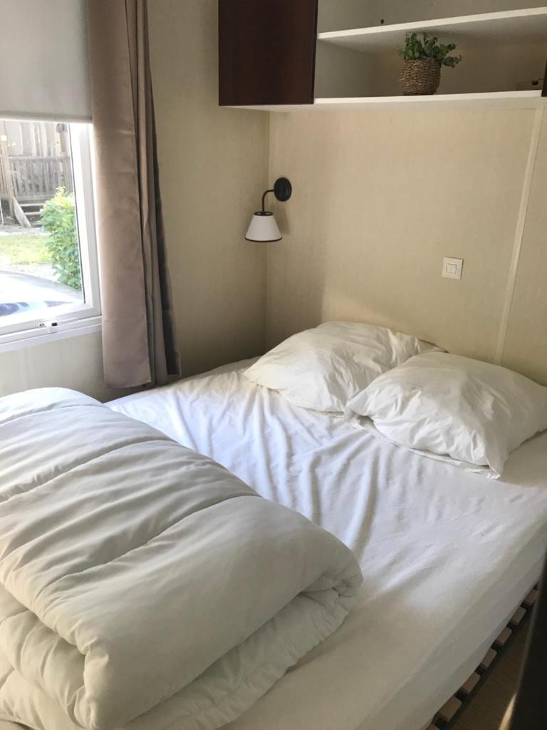- un lit non aménagé dans une chambre avec fenêtre dans l'établissement Mobilhome confort, à Bias