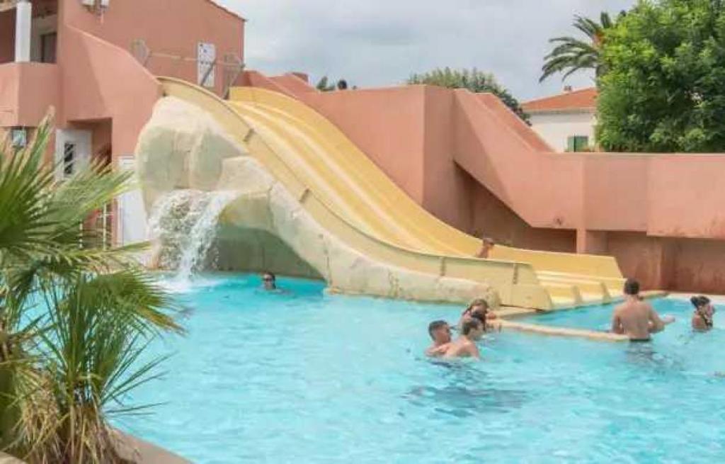 - un groupe de personnes dans une piscine avec toboggan dans l'établissement Camping 4 étoiles - Parc aquatique - eebadc, à Bormes-les-Mimosas 16 autres photos