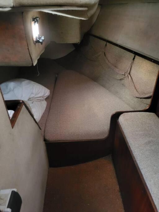 une petite pièce avec un siège dans un train dans l'établissement Bateau Jeanneau fantasia 8m à louer, à La Rochelle 13 autres photos