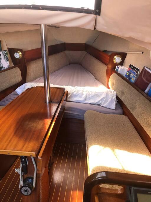 une petite chambre avec un lit et un bureau dans l'établissement Bateau Jeanneau fantasia 8m à louer, à La Rochelle