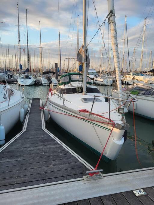 un bateau est amarré à un quai avec d'autres bateaux dans l'établissement Bateau Jeanneau fantasia 8m à louer, à La Rochelle