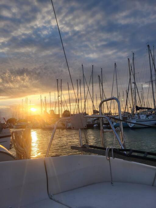 un bateau est amarré dans un port avec des bateaux dans l'établissement Bateau Jeanneau fantasia 8m à louer, à La Rochelle