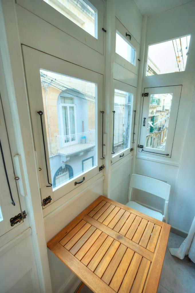 Seaview Sliema 30 seconds to High Street & Ferry, 2x Double En-suite Bedrooms, Modern Whole Traditional Townhouse, Kitchen, Living Area, & Roof Terrace 8