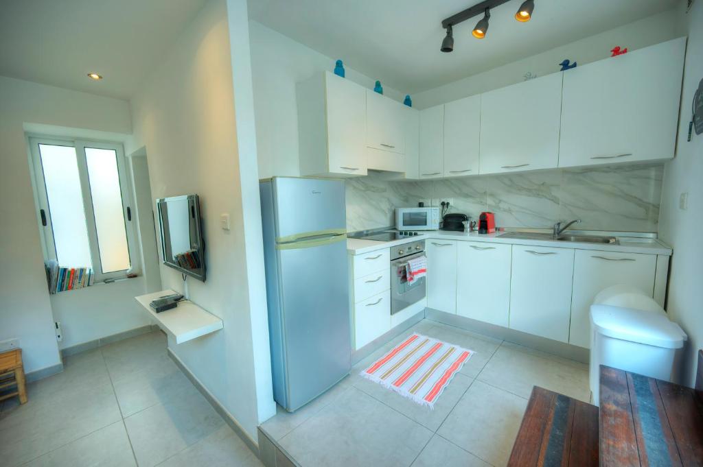Seaview Sliema 30 seconds to High Street & Ferry, 2x Double En-suite Bedrooms, Modern Whole Traditional Townhouse, Kitchen, Living Area, & Roof Terrace 4