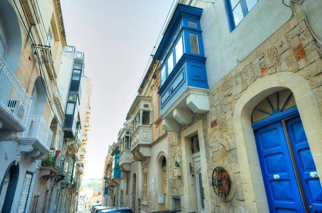 Seaview Sliema 30 seconds to High Street & Ferry, 2x Double En-suite Bedrooms, Modern Whole Traditional Townhouse, Kitchen, Living Area, & Roof Terrace 6