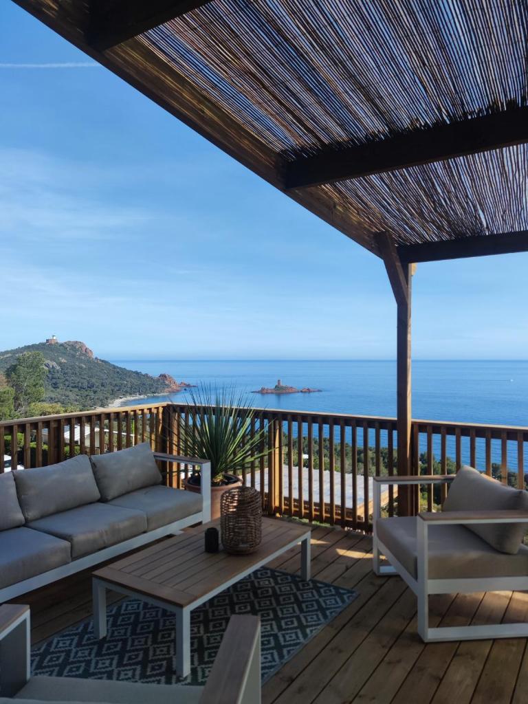 - une terrasse avec un canapé et une table donnant sur l'océan dans l'établissement Sea View Amazing, à Saint-Raphaël