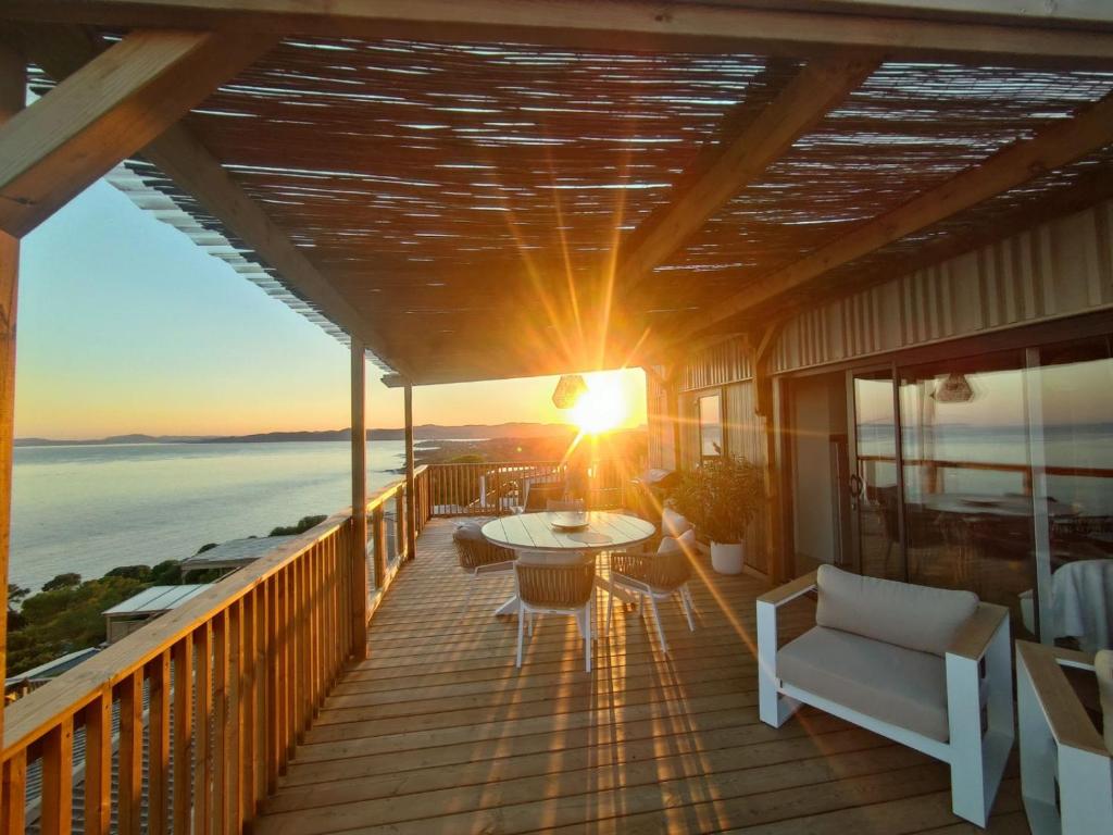 d'un balcon avec une table et des chaises et le coucher du soleil. dans l'établissement Sea View Amazing, à Saint-Raphaël