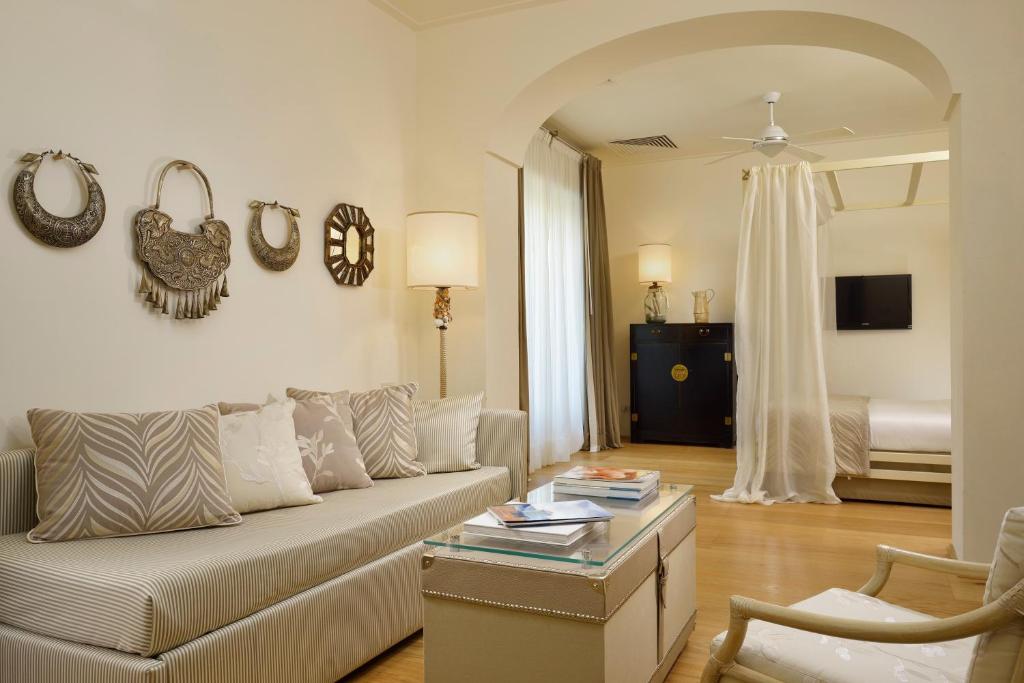 un salon avec un canapé et une table dans l'établissement Villa Roma Imperiale, à Forte dei Marmi