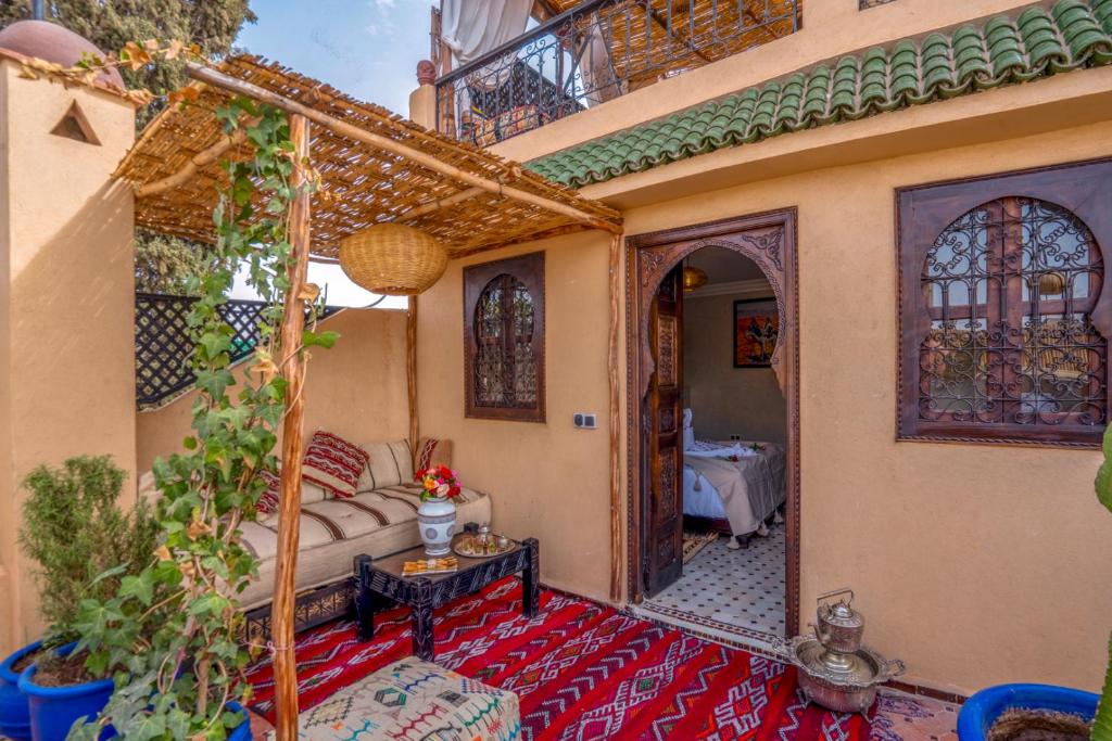 un salon avec un canapé et une table dans l'établissement Riad Sun of Kech, à Marrakech
