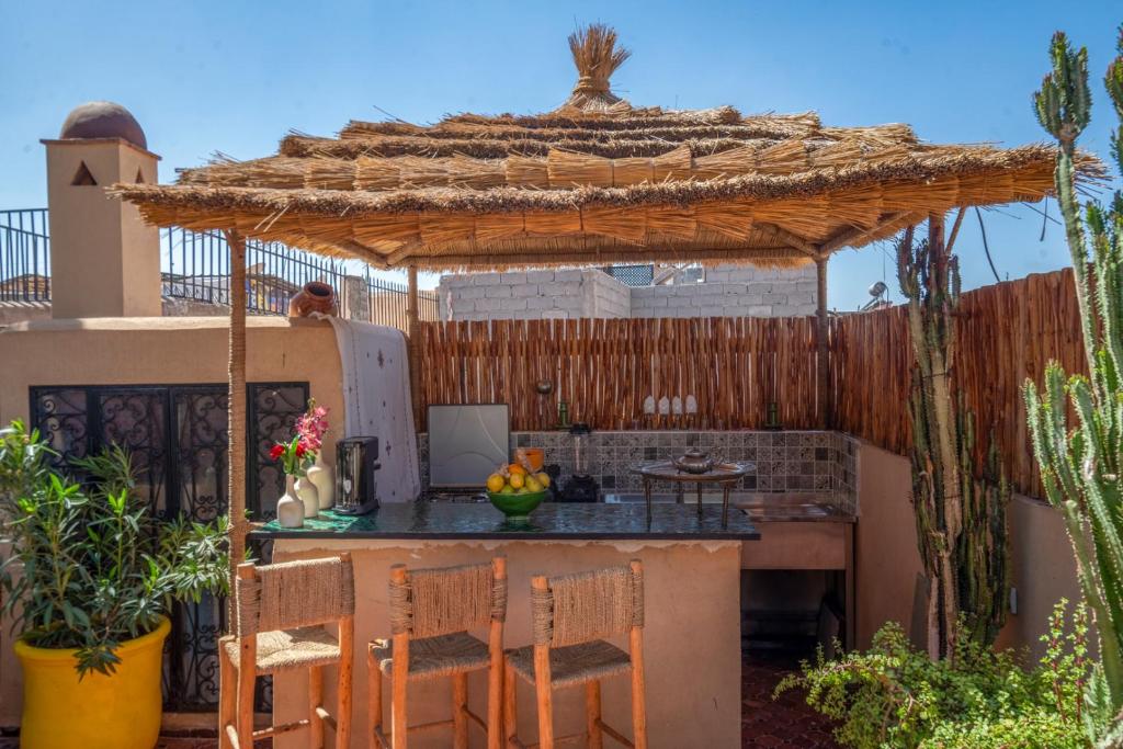 une cuisine avec une table et des chaises dans une cour arrière dans l'établissement Riad Sun of Kech, à Marrakech